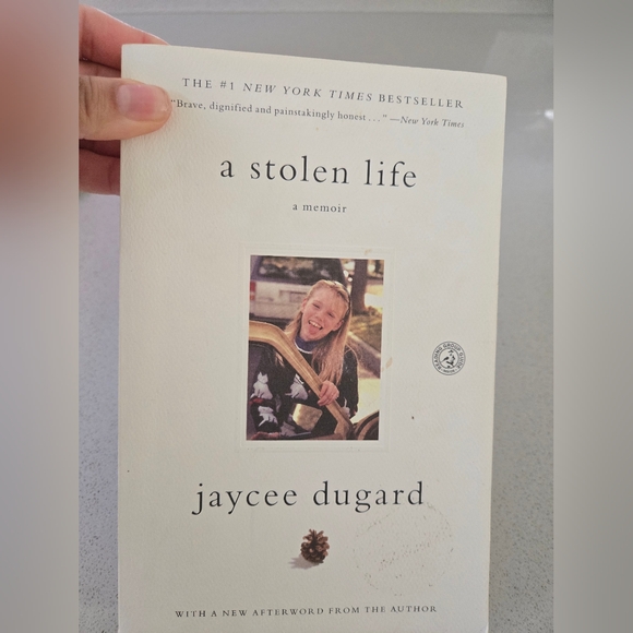 A stolen life Jaycee Dugard book - Picture 1 of 3